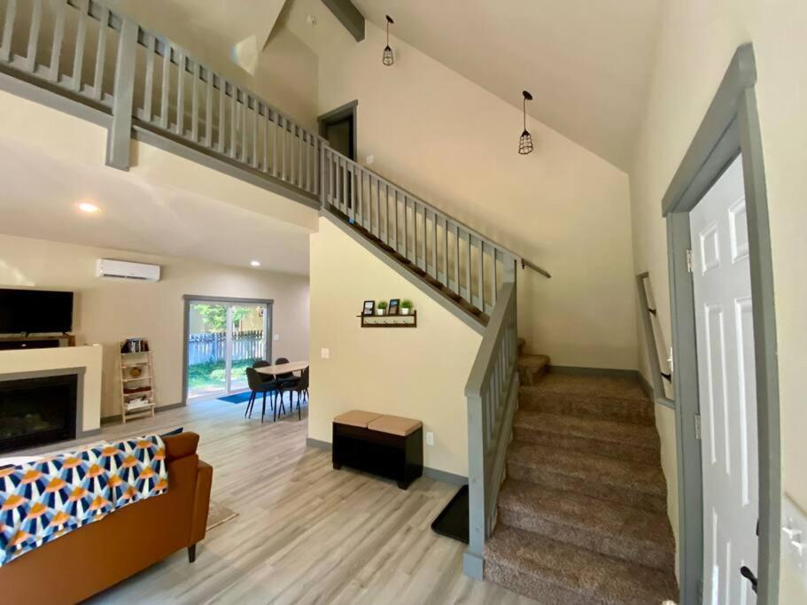 אשפורד New Modern Cabin! 5Mi To Mt Rainier National Park! Hot Tub & Wifi מראה חיצוני תמונה