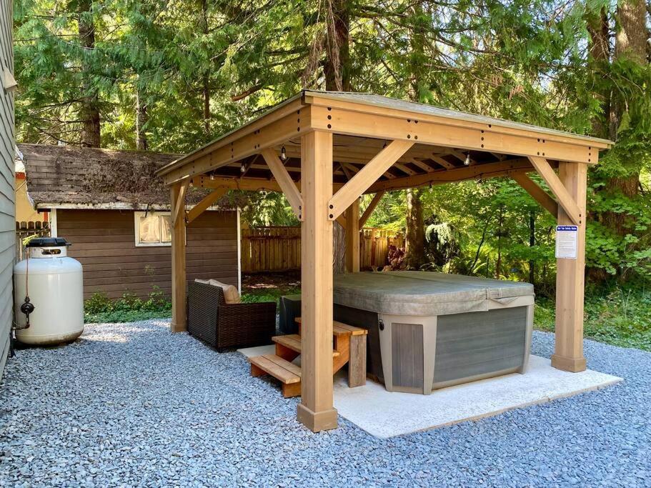 אשפורד New Modern Cabin! 5Mi To Mt Rainier National Park! Hot Tub & Wifi מראה חיצוני תמונה