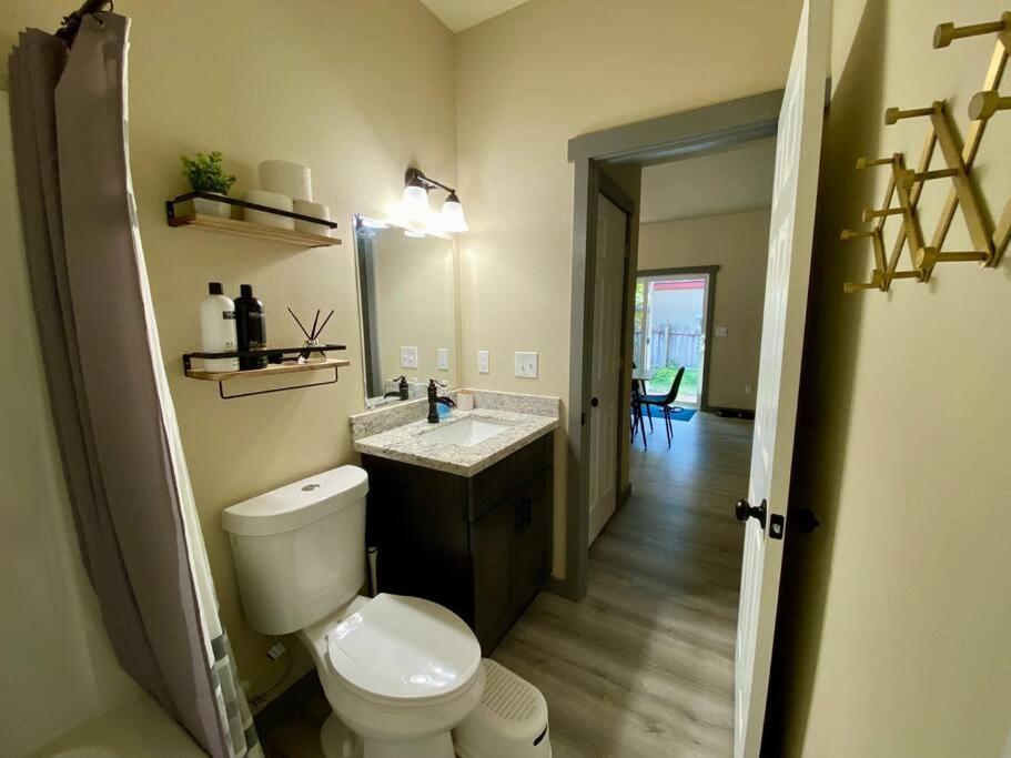 אשפורד New Modern Cabin! 5Mi To Mt Rainier National Park! Hot Tub & Wifi מראה חיצוני תמונה